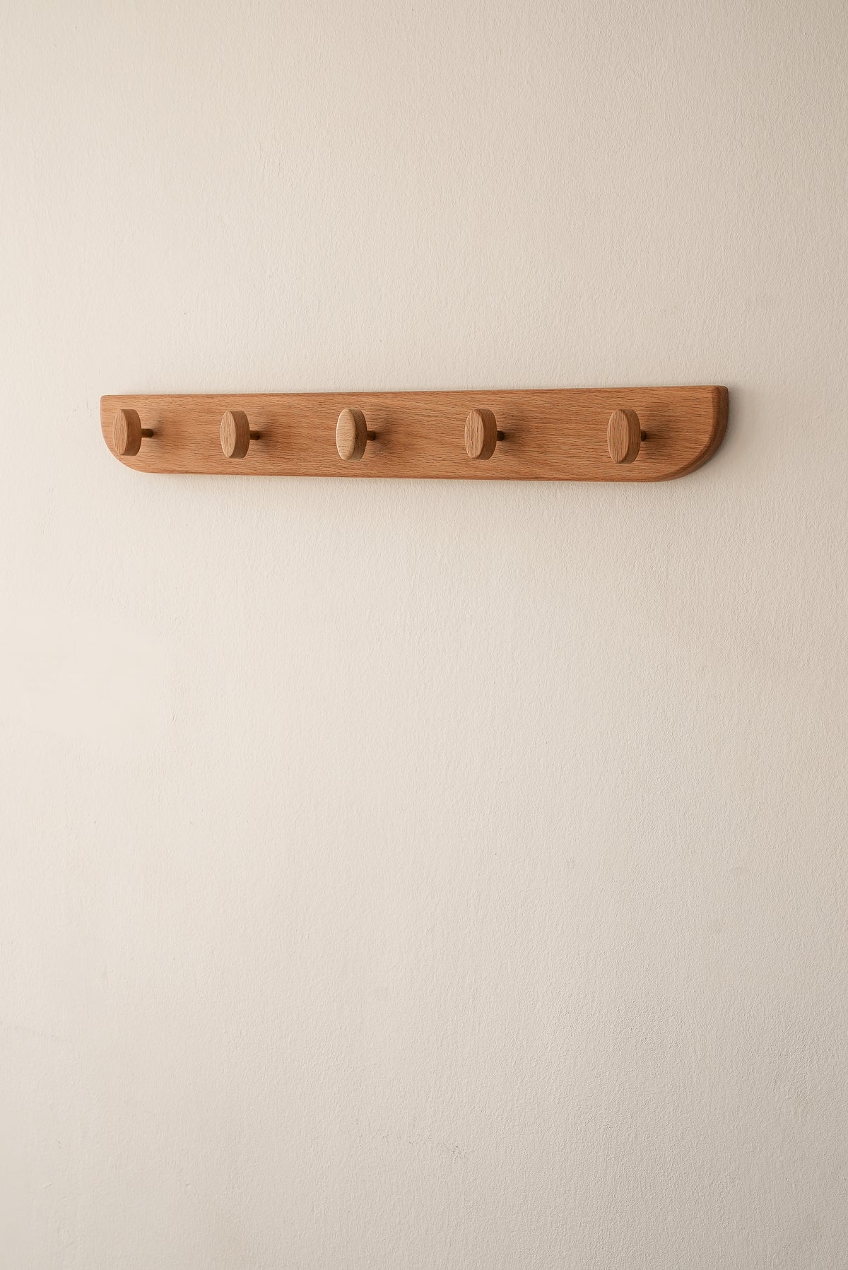 Perchero de pared Tawada en roble macizo con cinco pomos