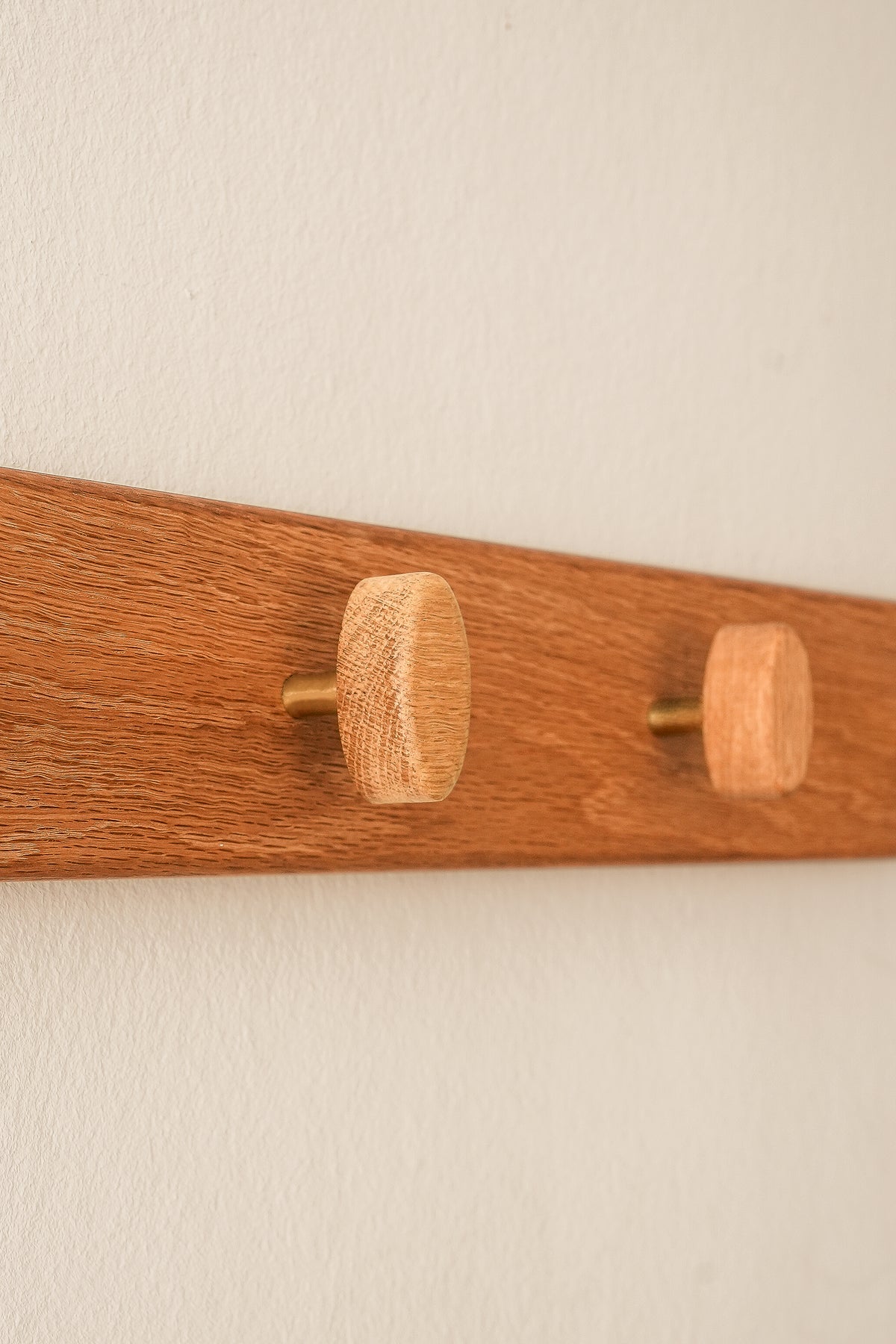 Detalle de los pomos de roble sobre ejes de latón